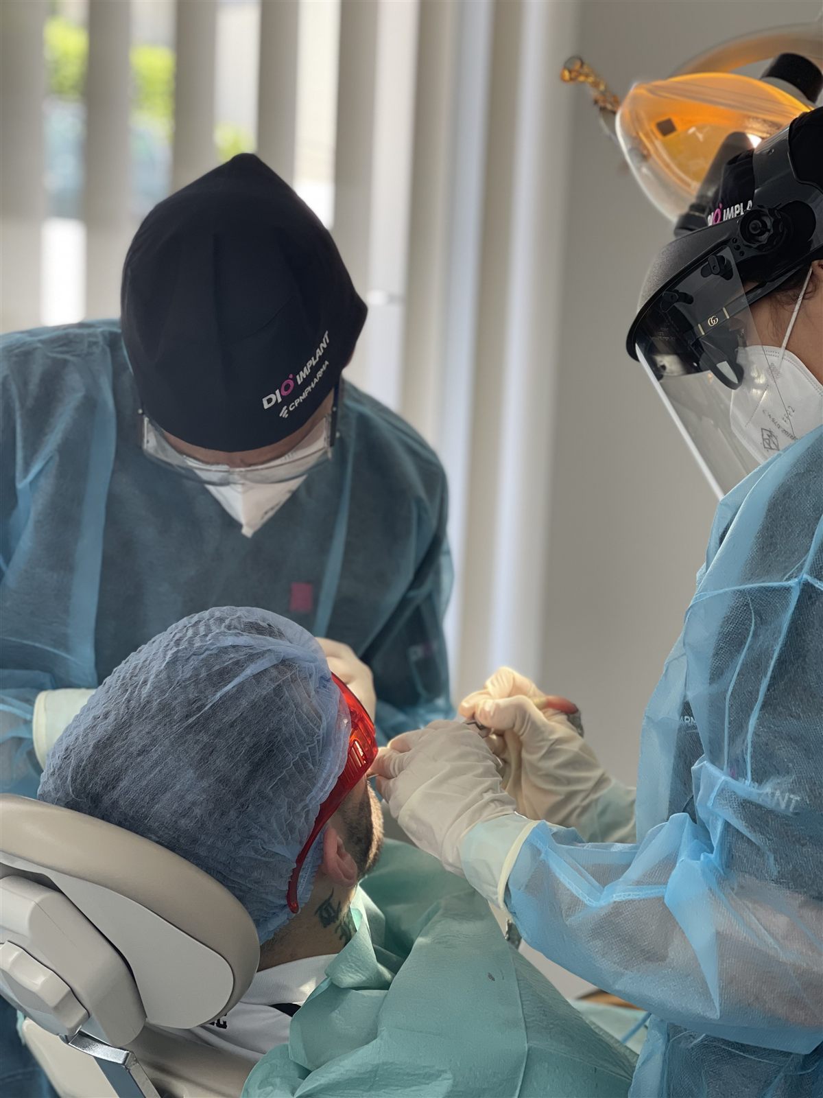 Procedimento de cirurgia oral na Clínica Pedral.