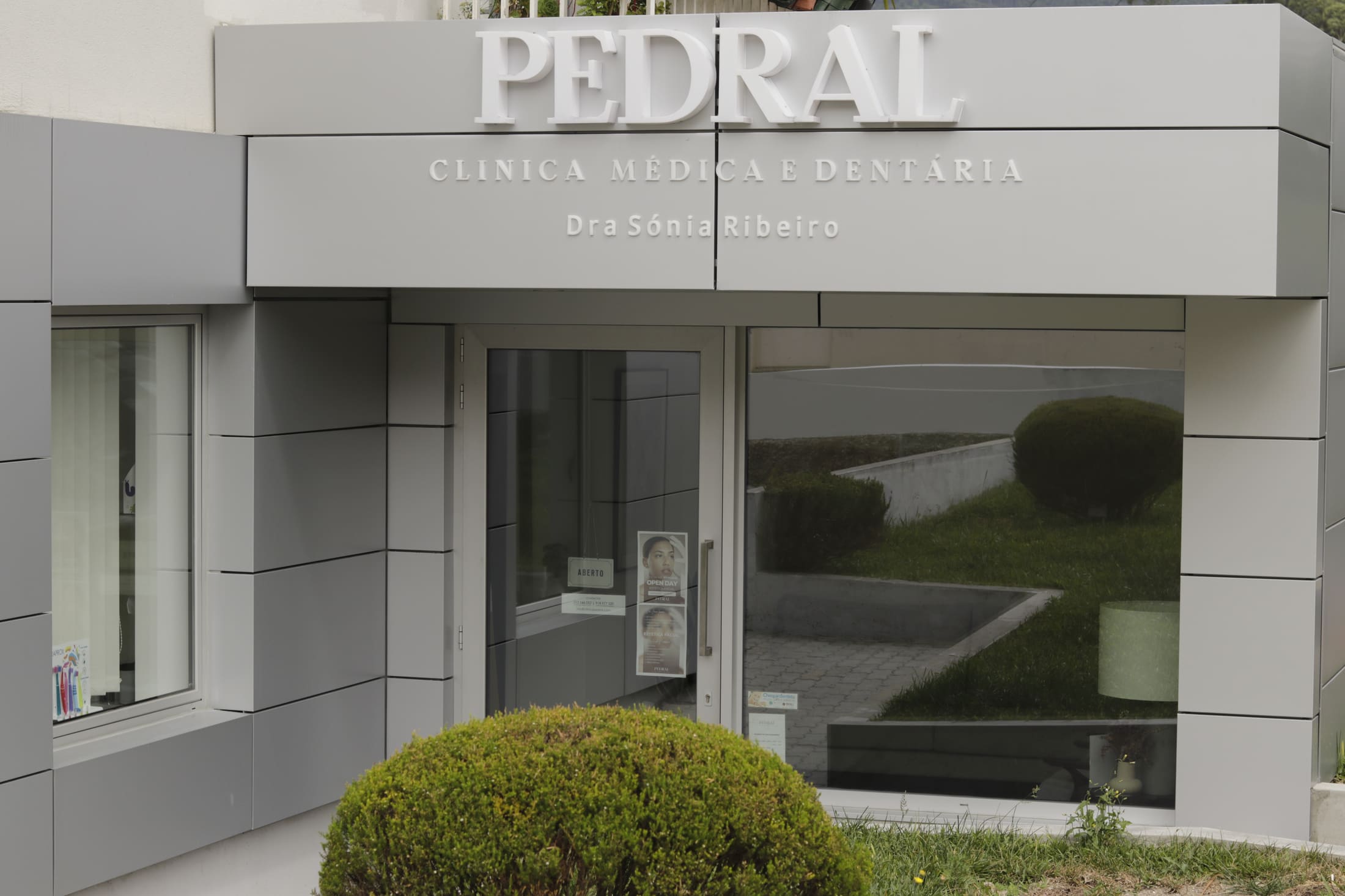 Entrada da Clínica Pedral em Mascotelos, Guimarães